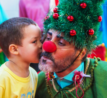 Doutores da Alegria leva cortejo e espetáculo natalinos a hospitais públicos de Recife, SP e RJ